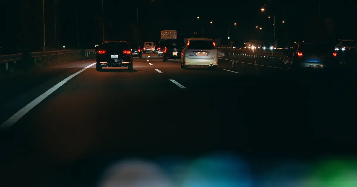 車の運転席から見る夜の高速道路