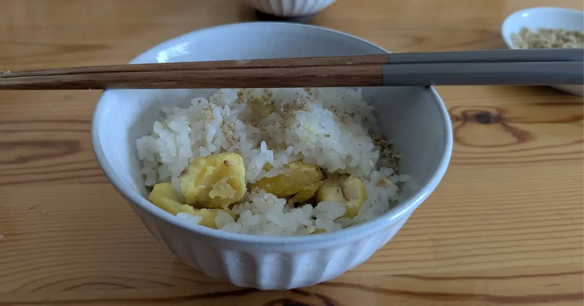 お椀に盛られた栗おこわ